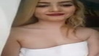 Sarışın fahişe kendini sikecek adam arıyor